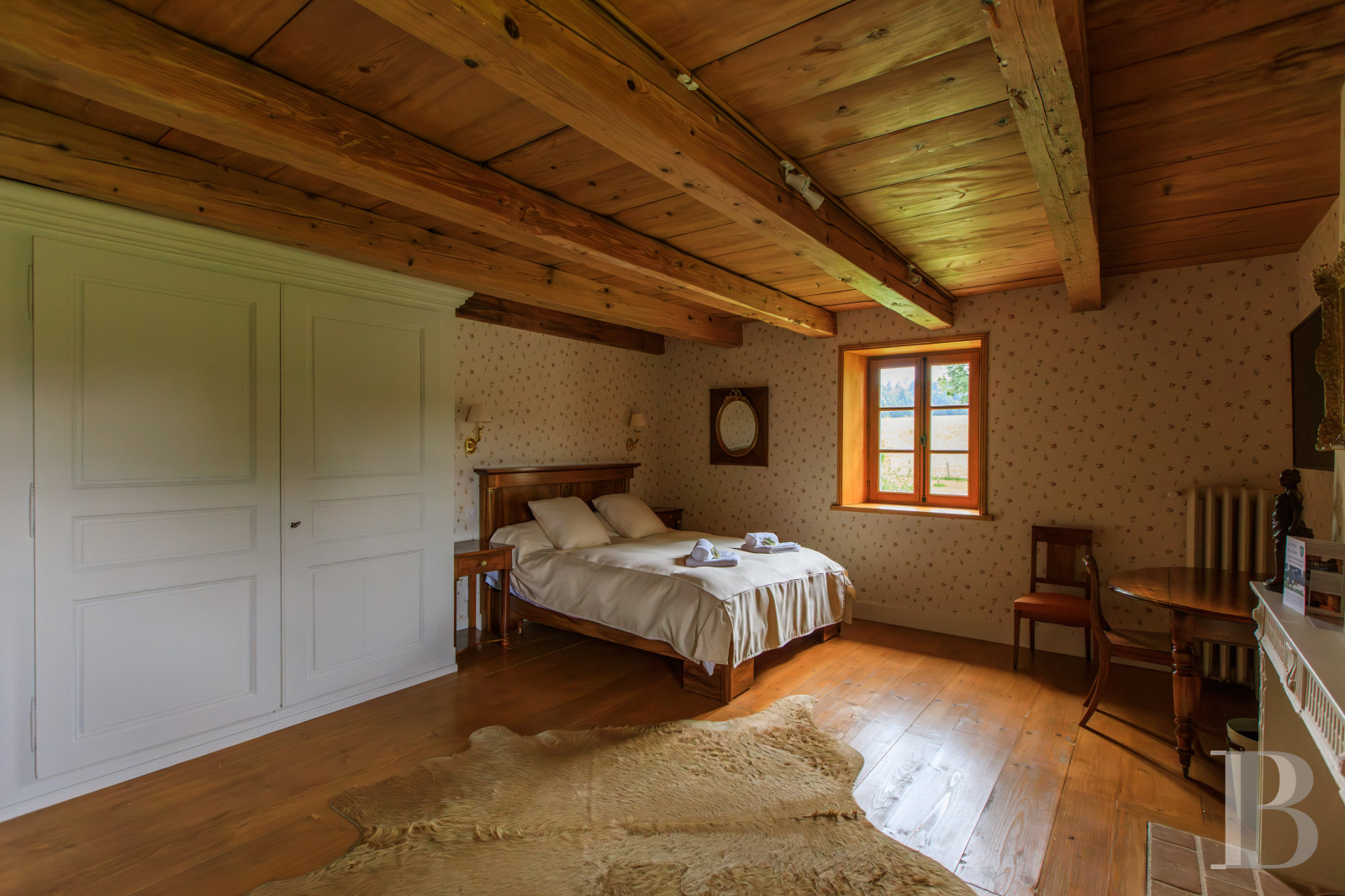 Dans le Haut-Bugey, à mi-chemin entre Lyon et Genève, une ferme abbatiale du 17e siècle transformée en une vaste et confortable demeure.  - photo  n°27